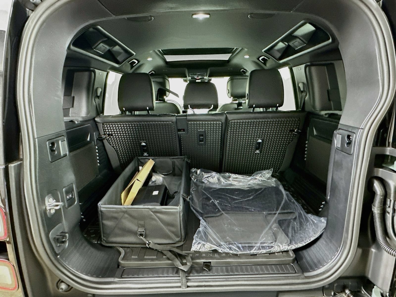 New 2026 Land Rover Defender 110 Trophy Edition AWD/4WD image 39