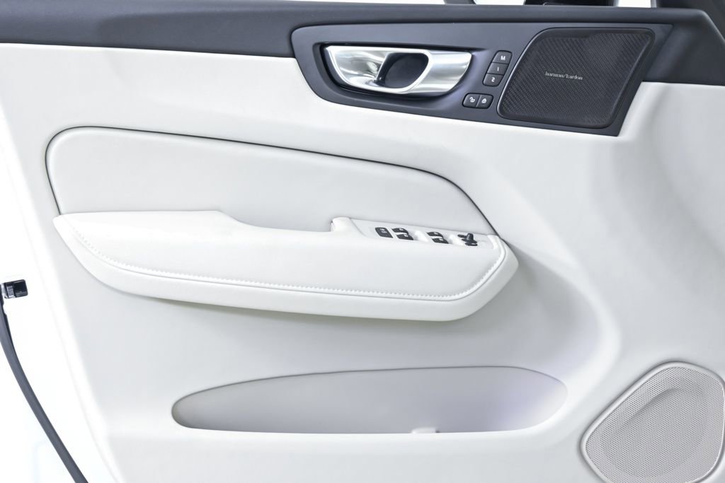 Used 2026 Volvo XC60 B5 Ultra w/ Climate Package image 8