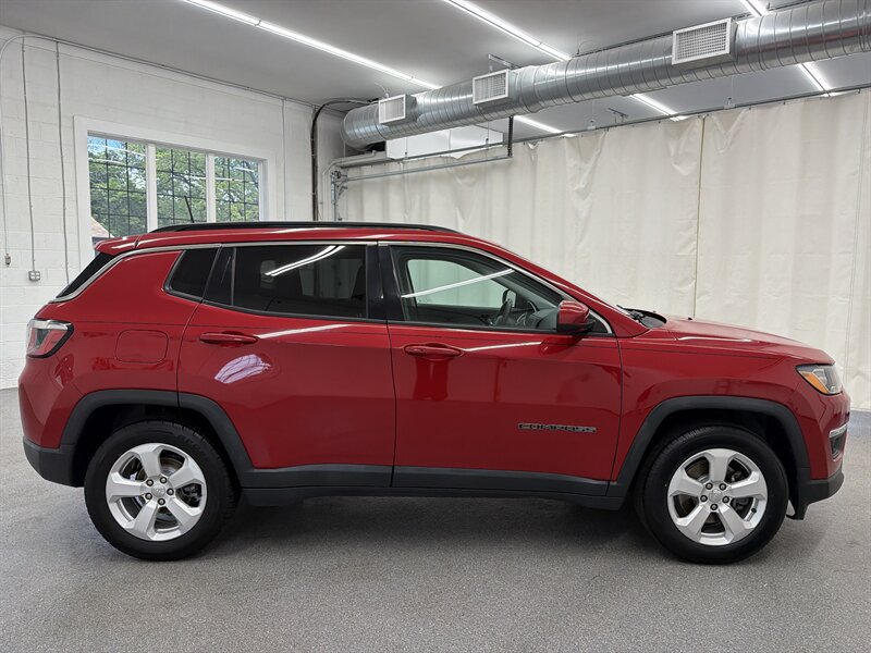 Used 2019 Jeep Compass Latitude w/ Cold Weather Group FWD image 4