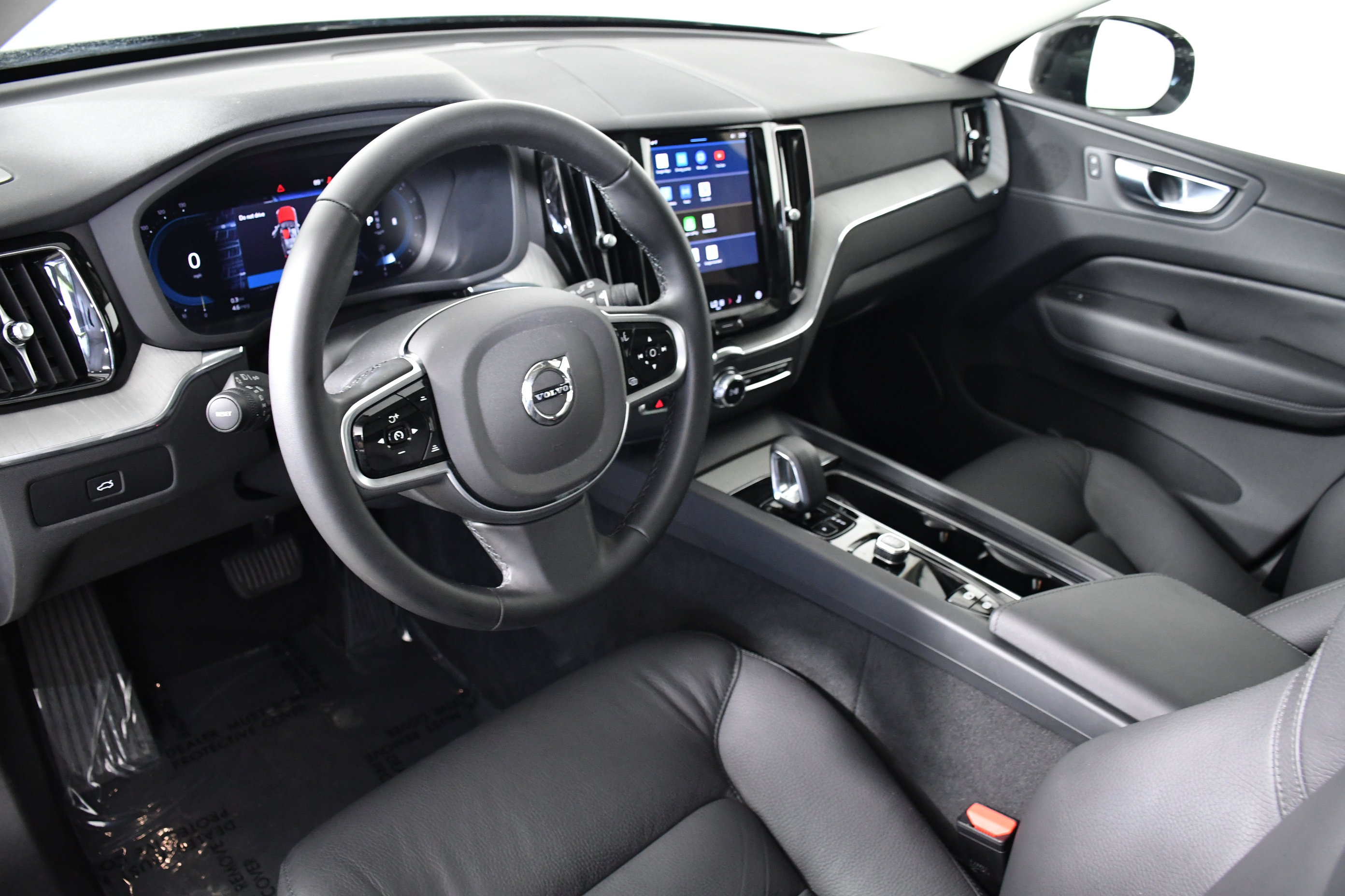 Used 2025 Volvo XC60 B5 Plus image 19