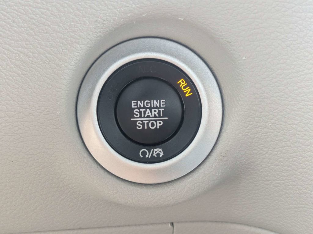 Used 2024 Chrysler Pacifica Touring-L FWD image 32