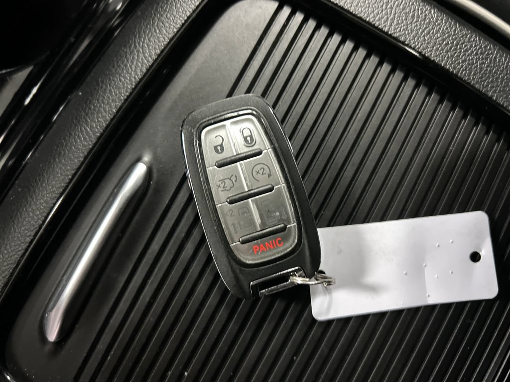 Used 2025 Chrysler Pacifica Limited FWD image 22