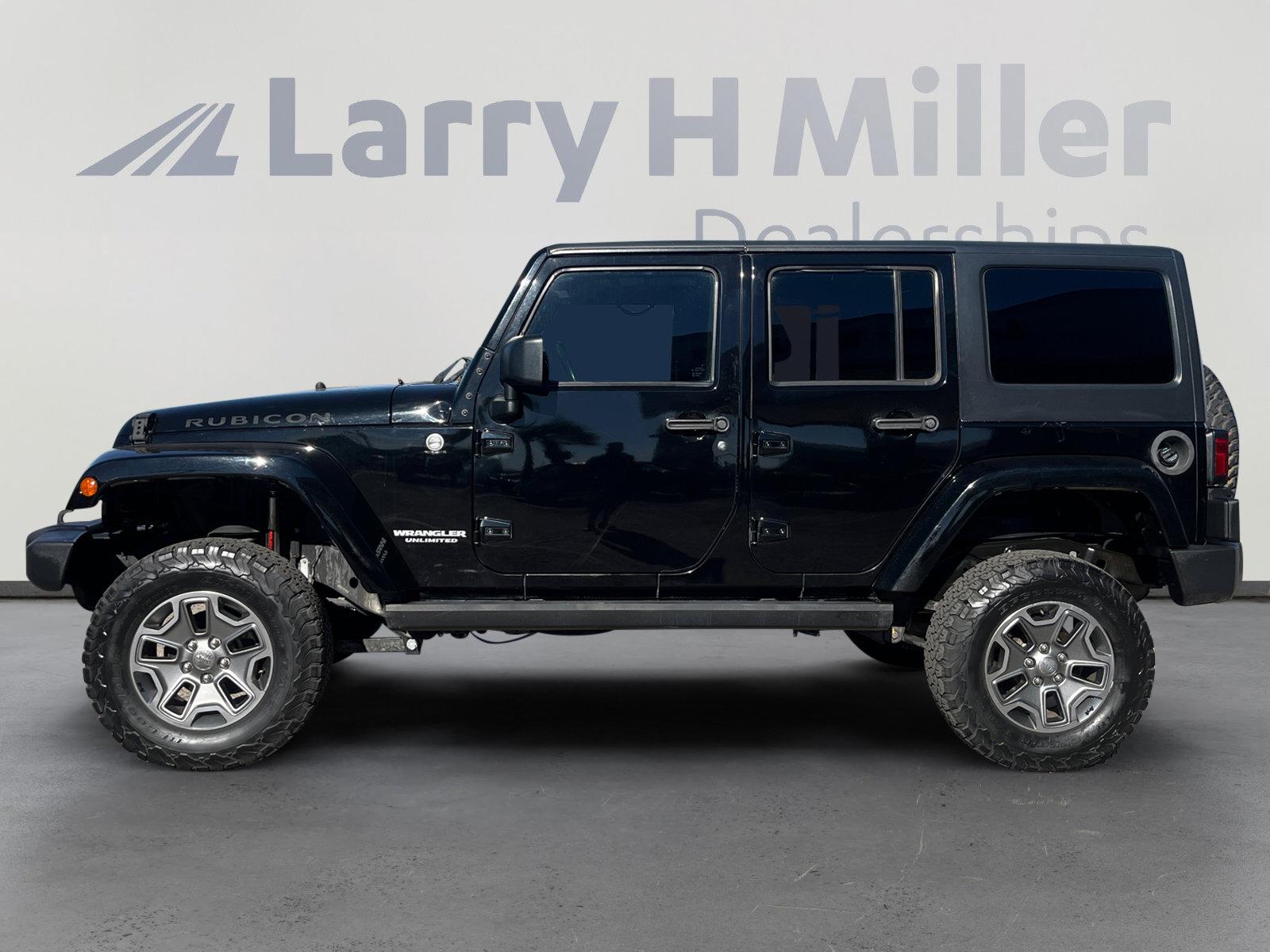 Used 2015 Jeep Wrangler Unlimited Rubicon w/ Connectivity Group image 2