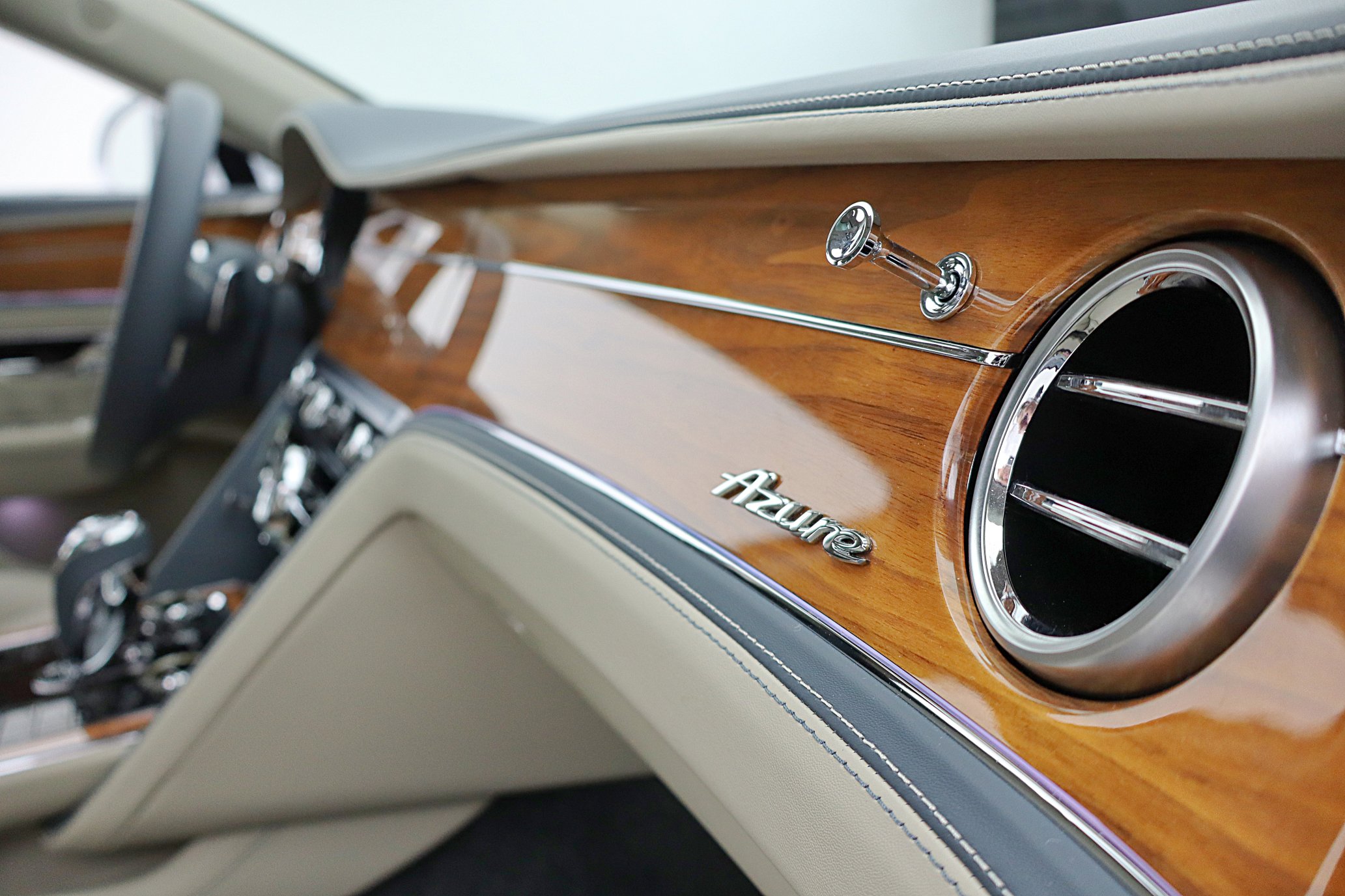 Used 2023 Bentley Flying Spur Azure image 35