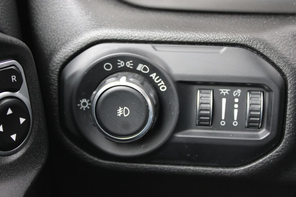 Used 2020 Jeep Wrangler Unlimited Sahara AWD/4WD image 38
