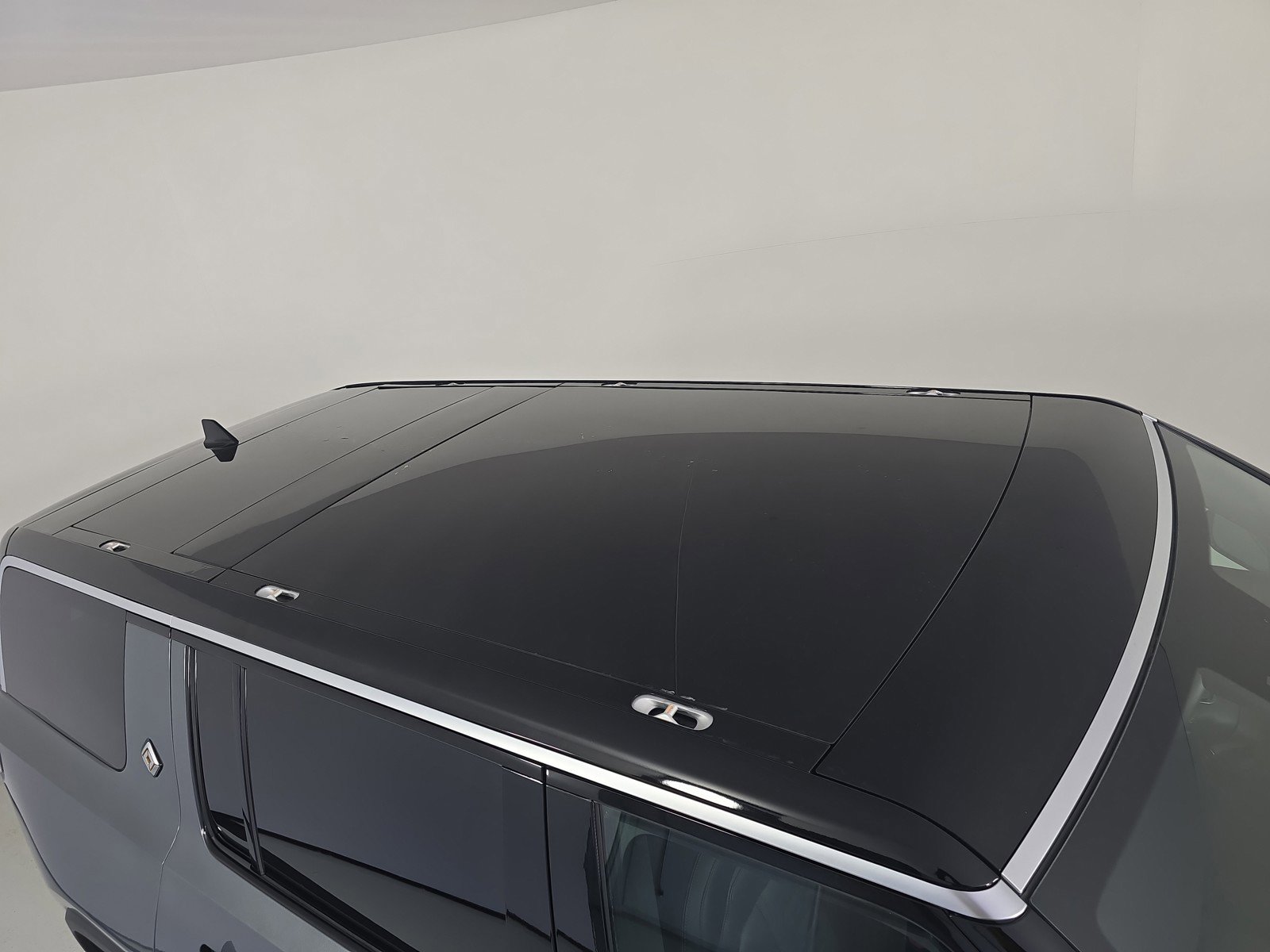 Used 2024 Rivian R1S Adventure image 13