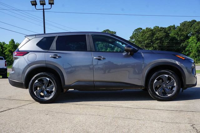 Used 2024 Nissan Rogue SV AWD/4WD image 3