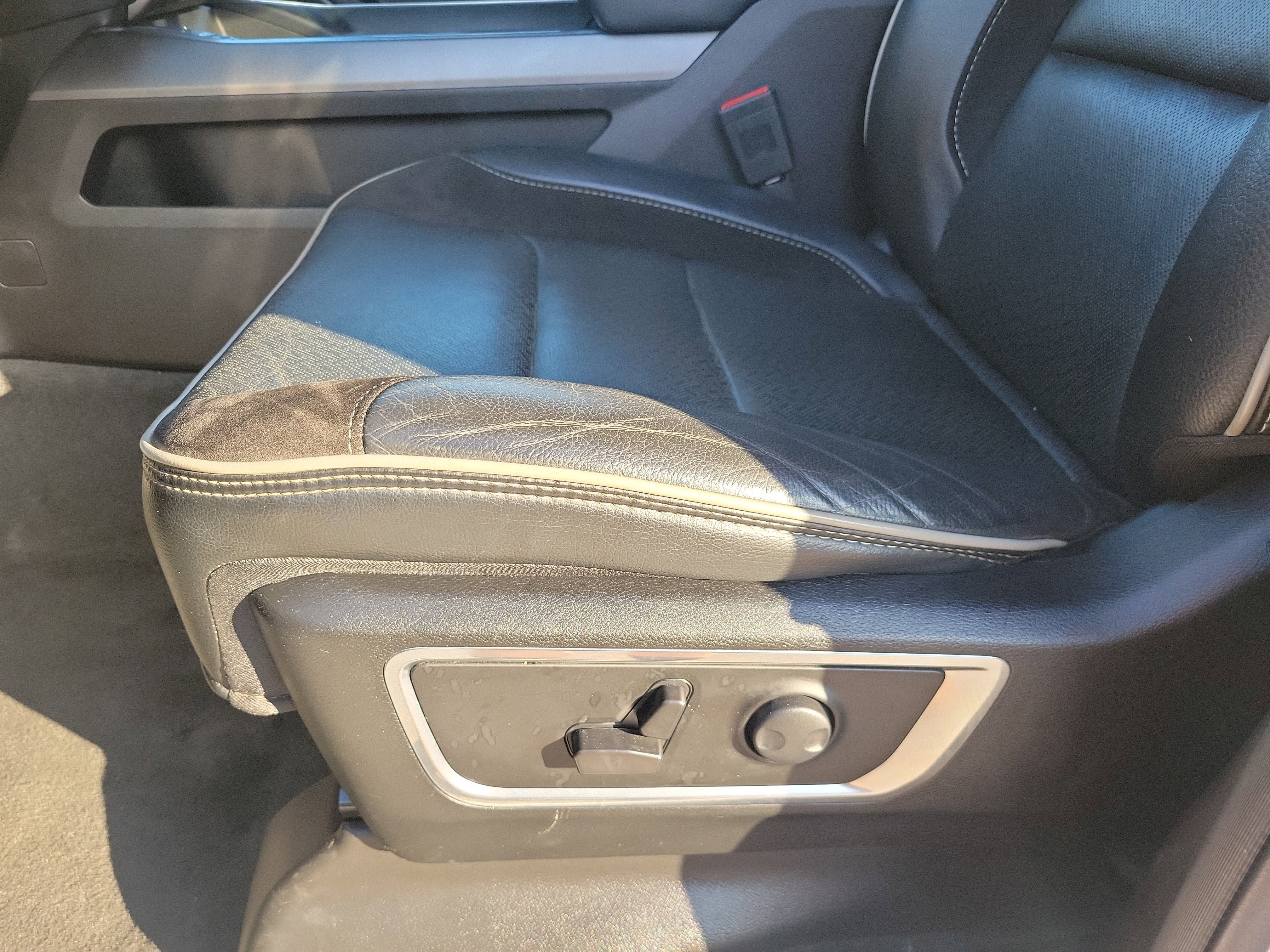 Used 2024 RAM 1500 Laramie image 13