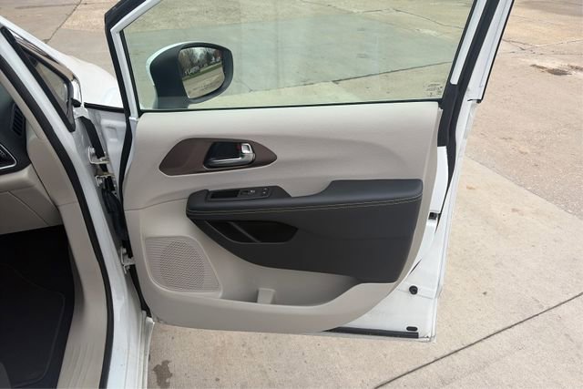Used 2023 Chrysler Voyager LX FWD image 20