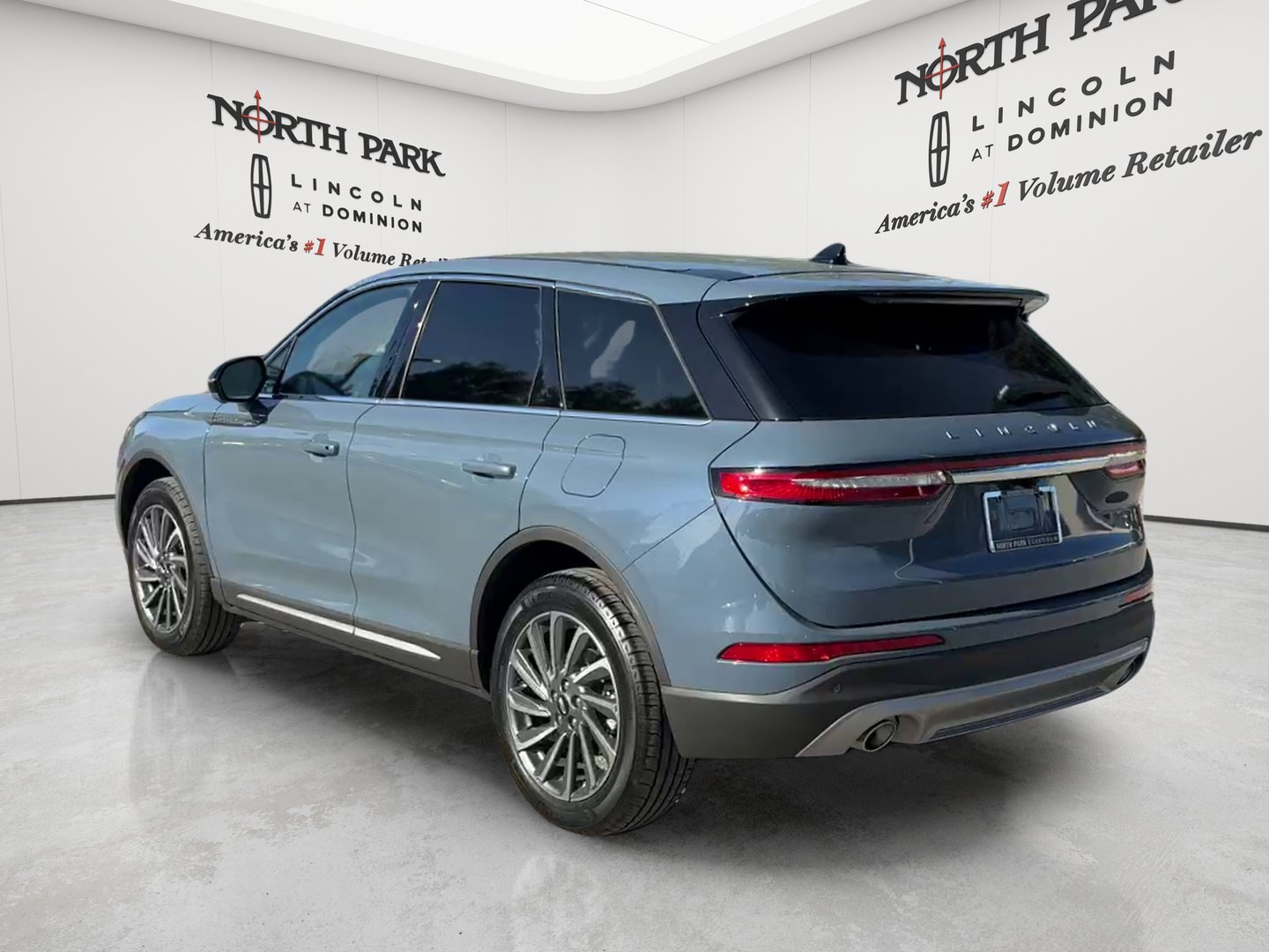 Used 2025 Lincoln Corsair Reserve FWD image 3