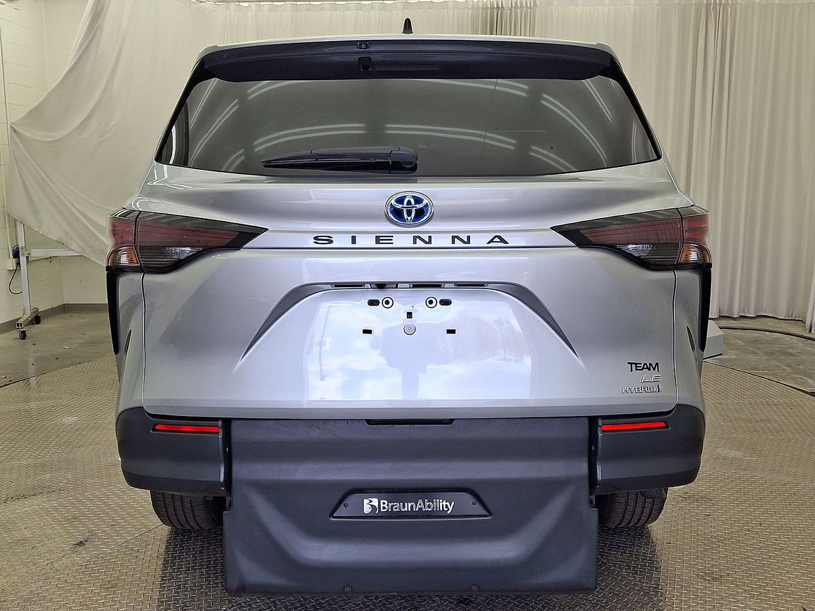 Used 2024 Toyota Sienna LE FWD image 26