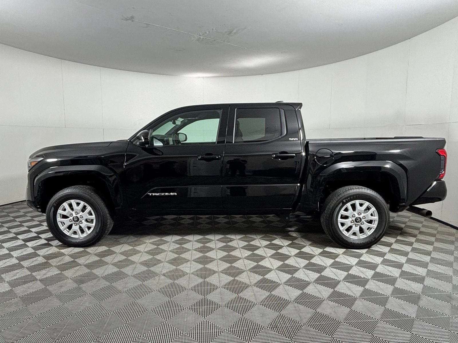 Used 2025 Toyota Tacoma SR5 AWD/4WD image 3