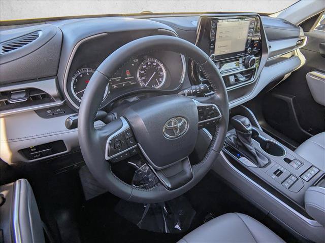 Used 2022 Toyota Highlander XLE AWD/4WD image 10