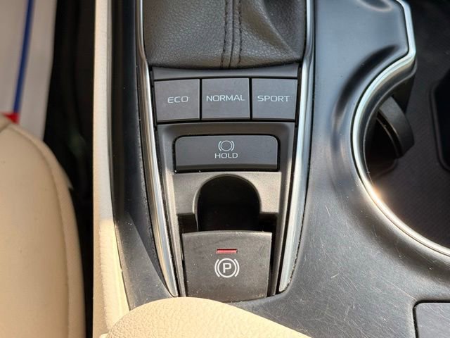 Used 2020 Toyota Camry XLE w/ Navigation Package FWD image 31