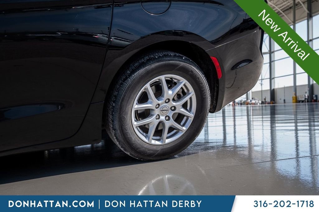 Used 2023 Chrysler Pacifica Touring-L FWD image 33
