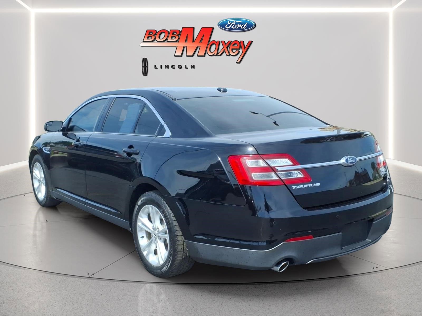 Used 2018 Ford Taurus SEL FWD image 6
