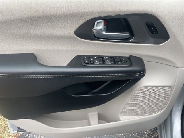 Used 2024 Chrysler Pacifica Touring-L image 19