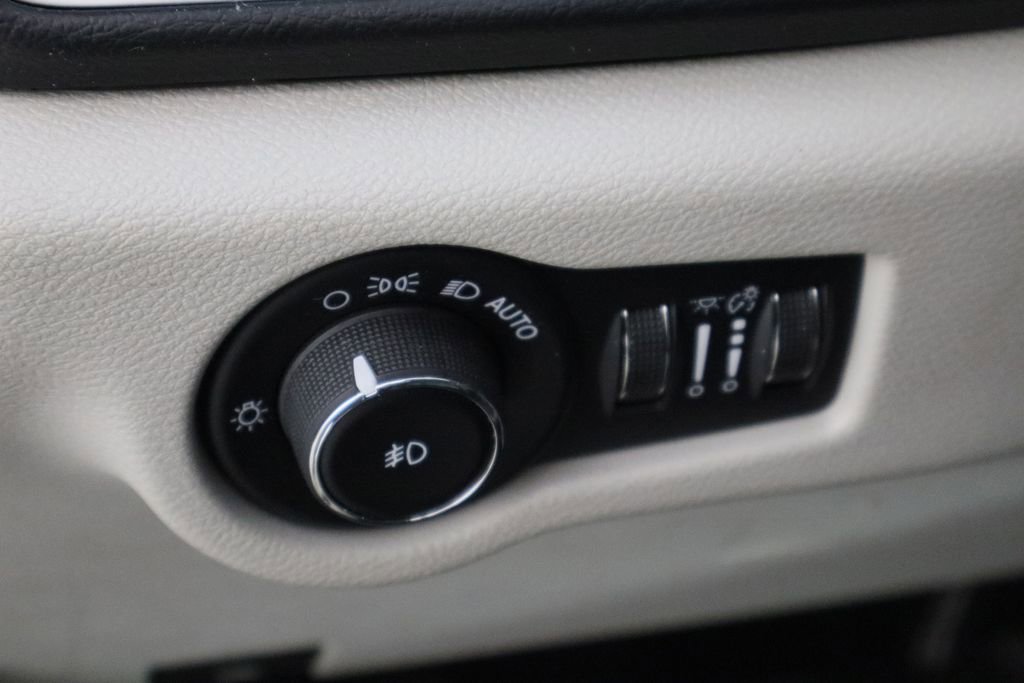 Used 2017 Chrysler Pacifica Touring-L w/ Tire & Wheel Group image 23