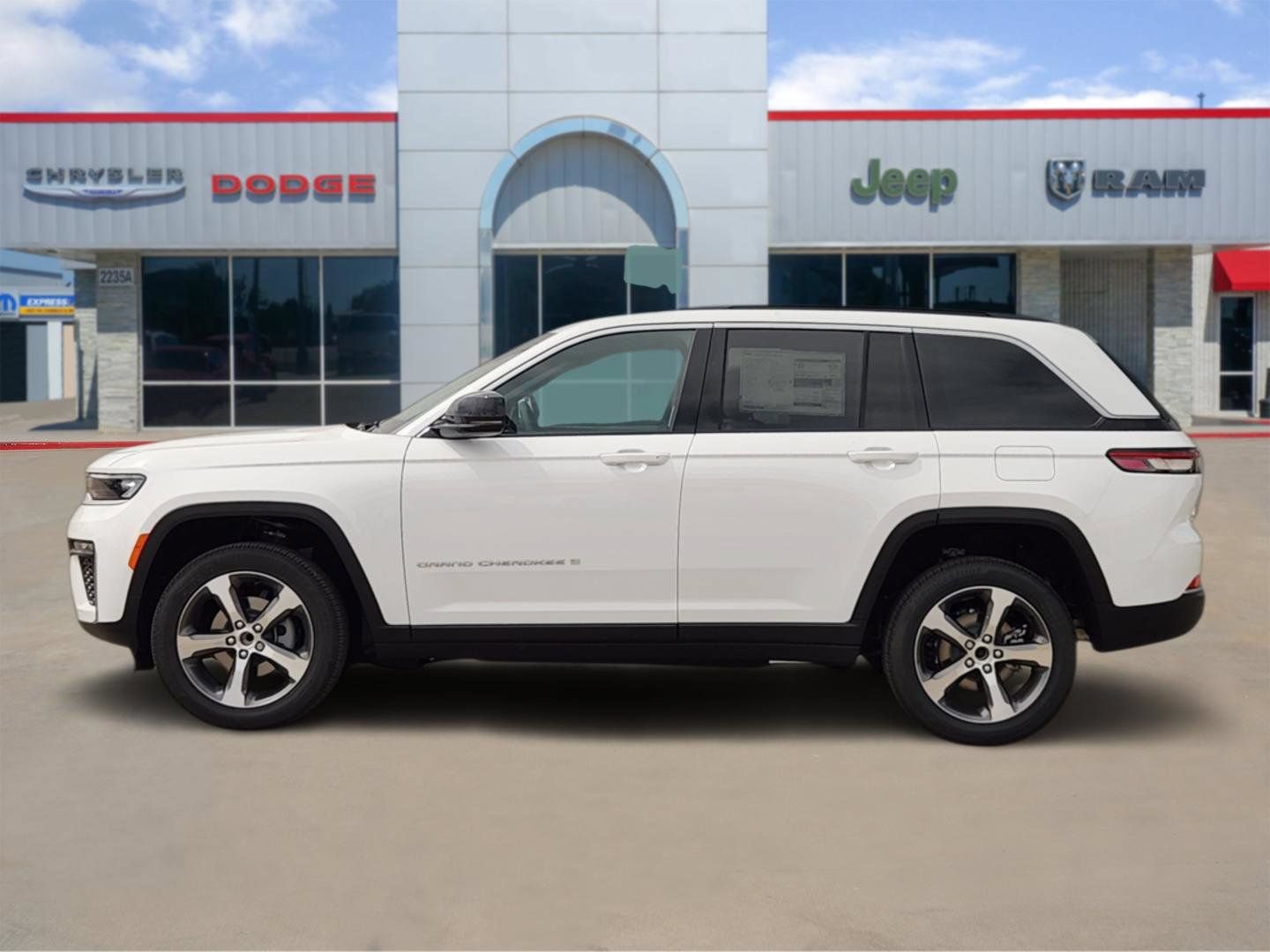 New 2026 Jeep Grand Cherokee Limited RWD image 3