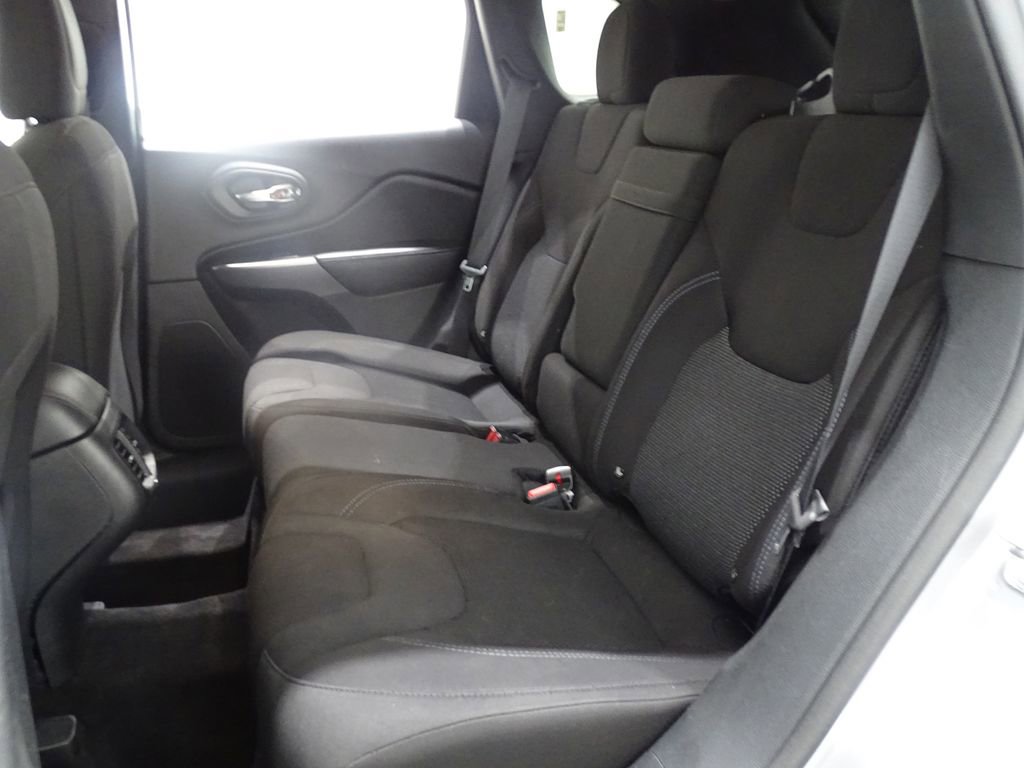 Used 2019 Jeep Cherokee Latitude w/ Popular Appearance Group image 11