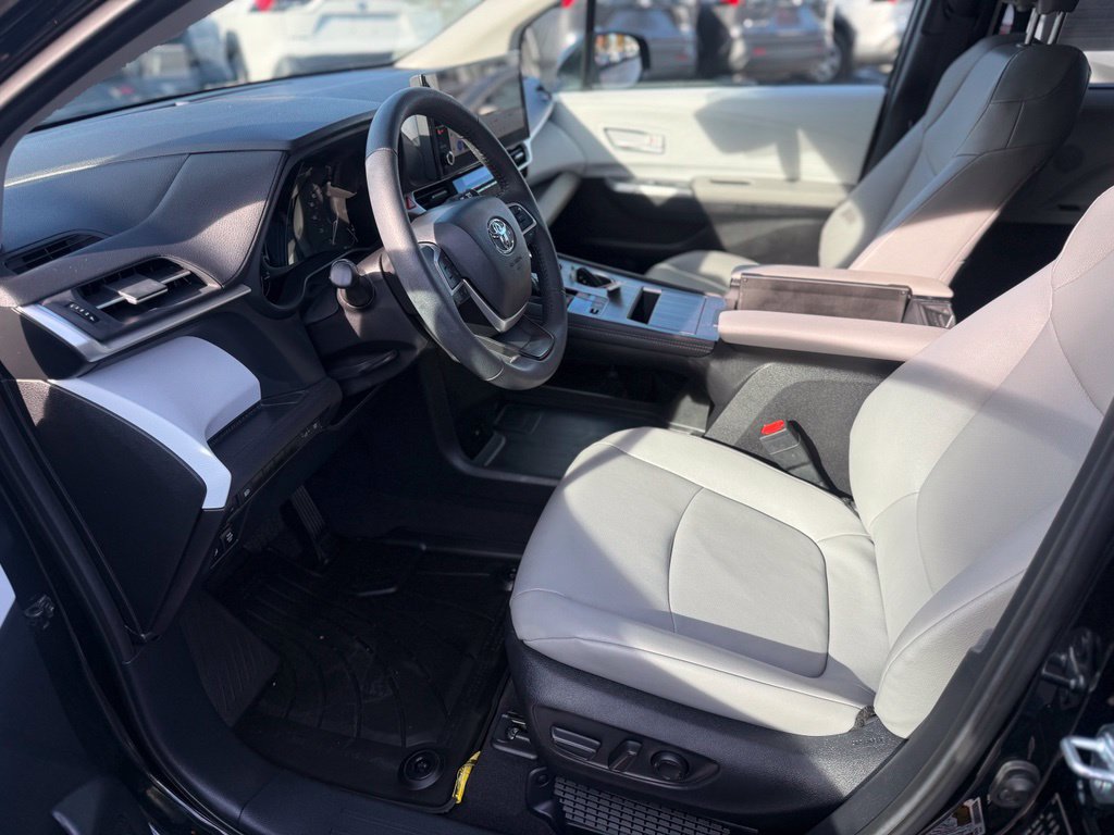 Used 2026 Toyota Sienna XLE FWD image 14