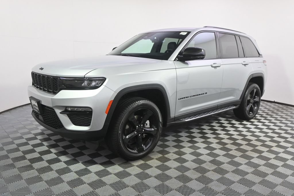Used 2025 Jeep Grand Cherokee Limited w/ Black Appearance Package AWD/4WD image 2