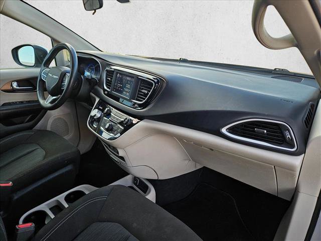 Used 2022 Chrysler Voyager LX image 21