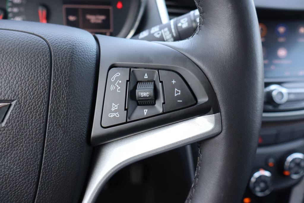 Used 2022 Chevrolet Trax LT w/ LT Convenience Package image 8