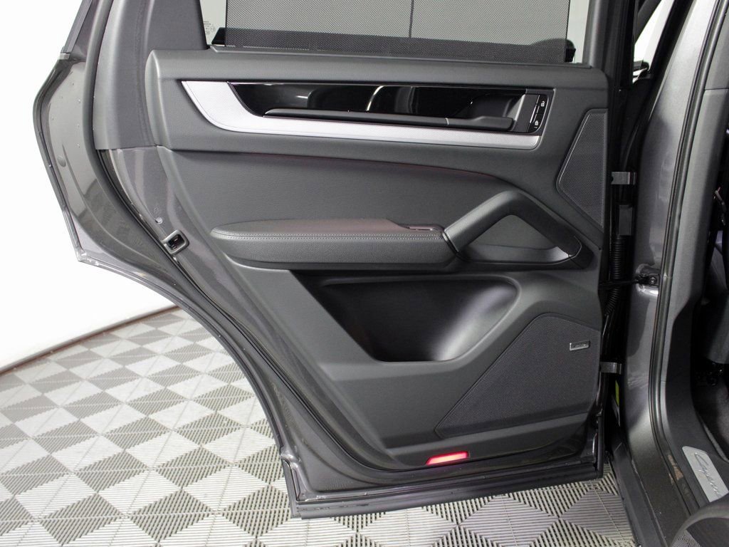 Certified 2025 Porsche Cayenne AWD/4WD image 33
