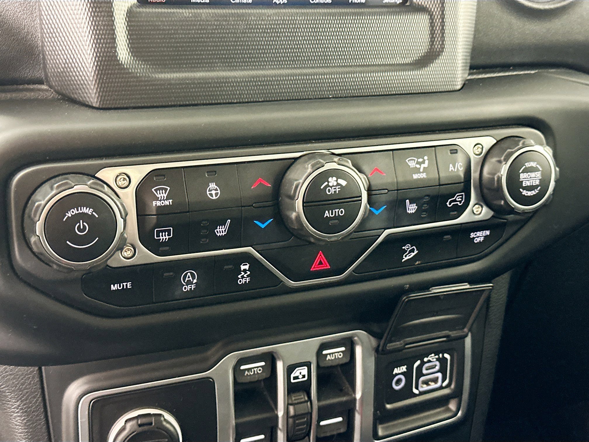 Used 2018 Jeep Wrangler Unlimited Sahara w/ Cold Weather Group AWD/4WD image 19