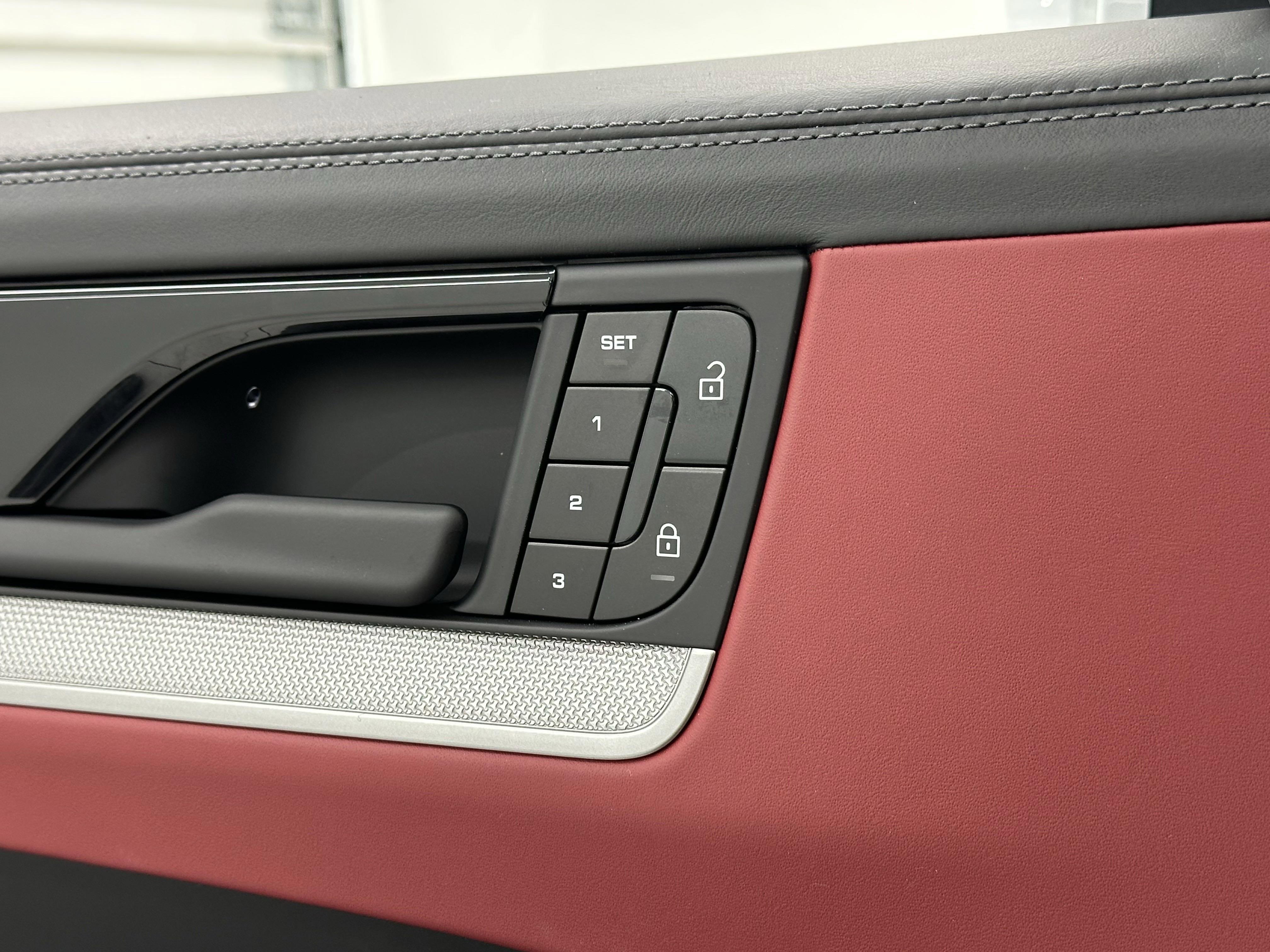 Certified 2025 Porsche Cayenne E-Hybrid image 29