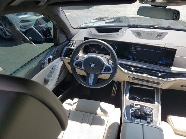 Used 2025 BMW X7 xDrive40i w/ M Sport Package AWD/4WD image 5