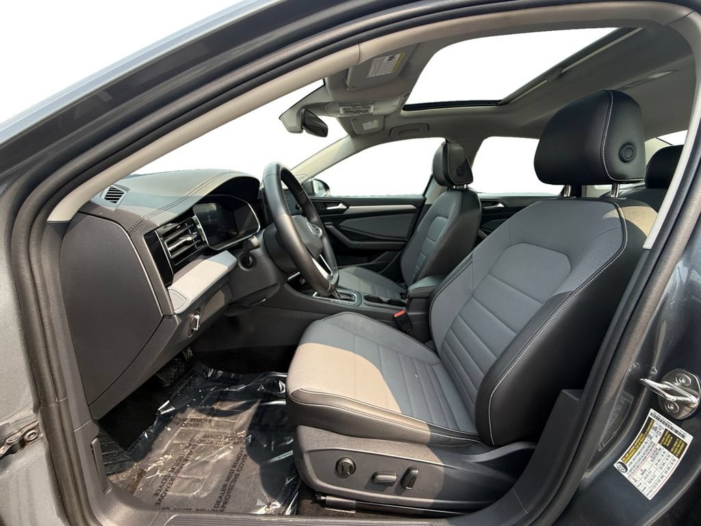 Used 2025 Volkswagen Jetta SE FWD image 9
