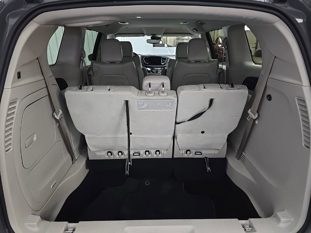 Used 2021 Chrysler Pacifica Touring-L image 11