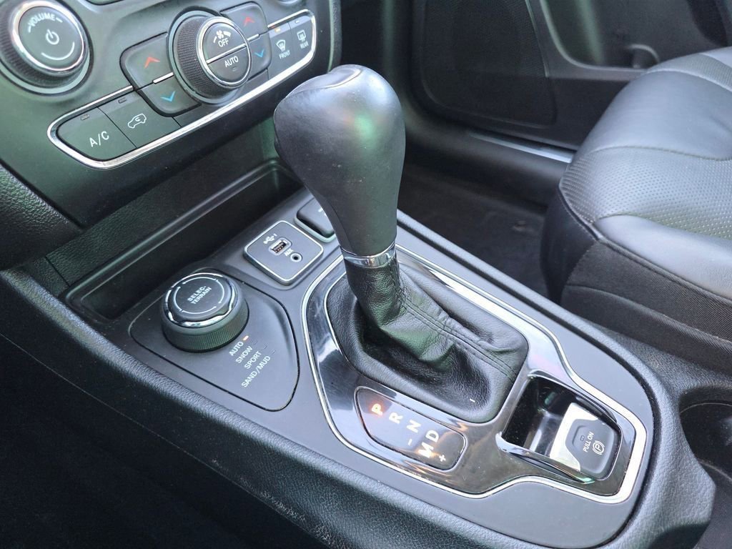 Used 2019 Jeep Cherokee Limited image 28