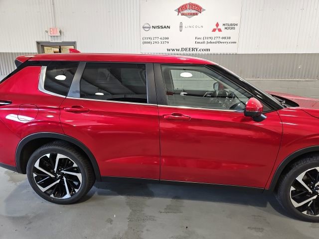 Used 2023 Mitsubishi Outlander SE image 2