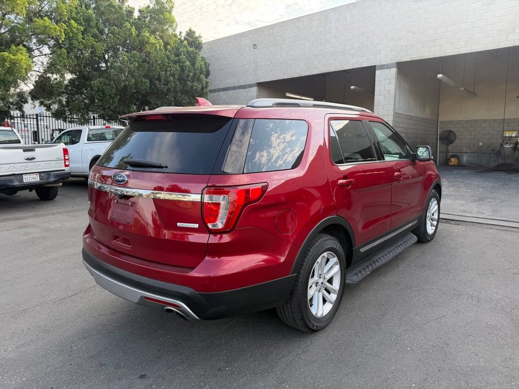 Used 2017 Ford Explorer XLT w/ Equipment Group 202A FWD image 3
