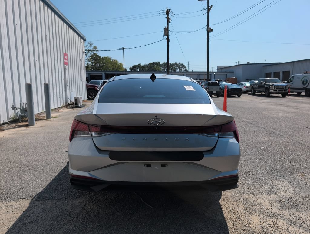 Used 2022 Hyundai Elantra SEL w/ Cargo Package FWD image 7