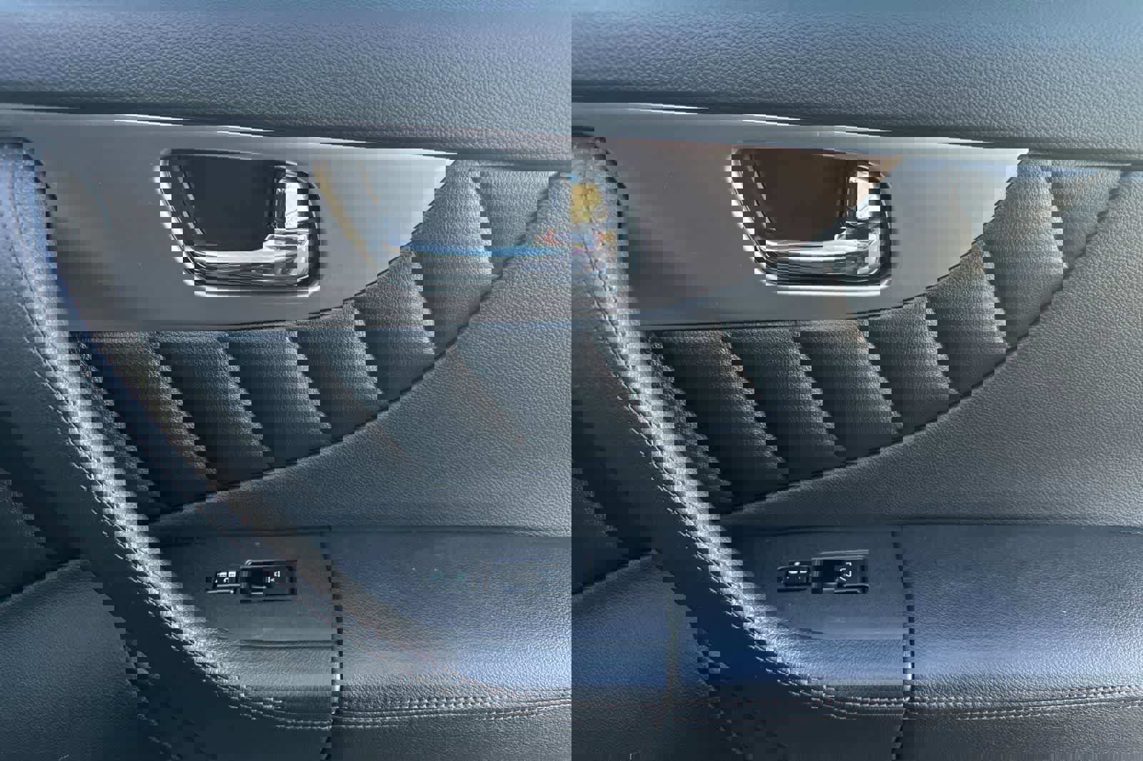 Used 2017 INFINITI QX70 AWD w/ Premium Package image 19