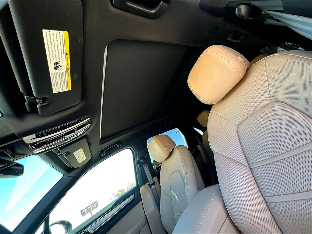 Used 2023 Porsche Cayenne Platinum Edition image 18