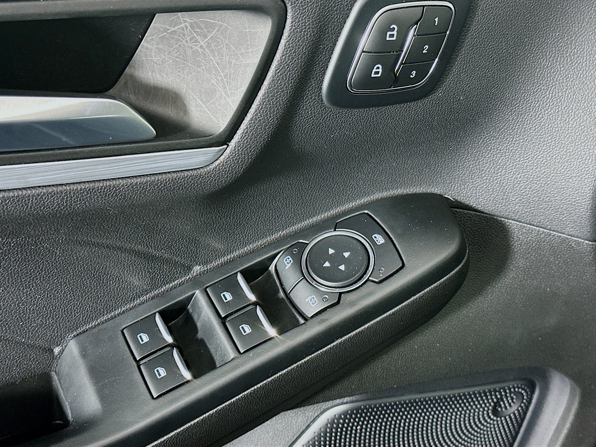Used 2025 Ford Escape Platinum AWD/4WD image 15