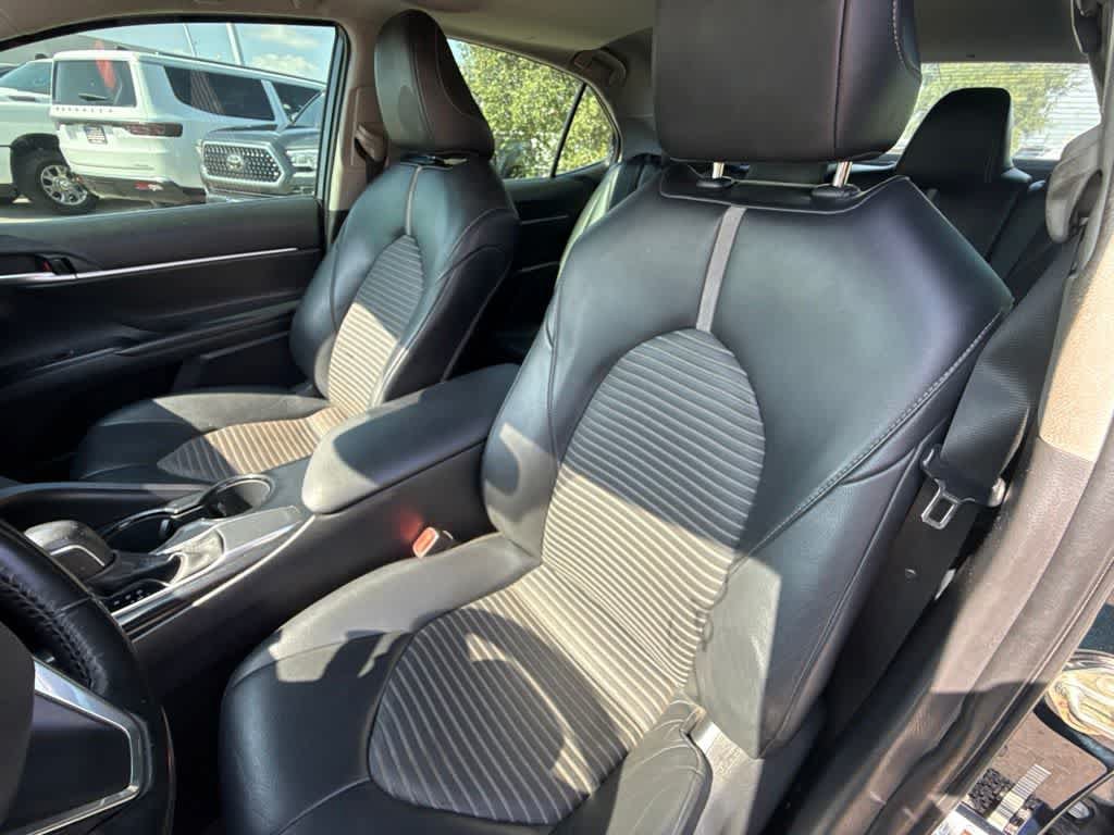 Used 2020 Toyota Camry SE w/ Convenience Package FWD image 13