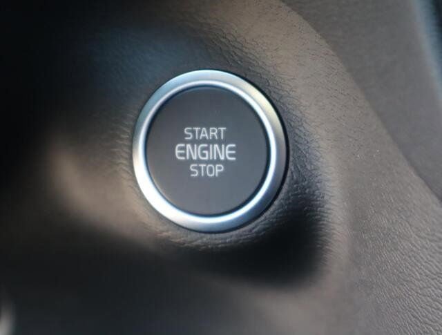 New 2024 Volvo XC40 B5 Plus w/ Climate Package image 16