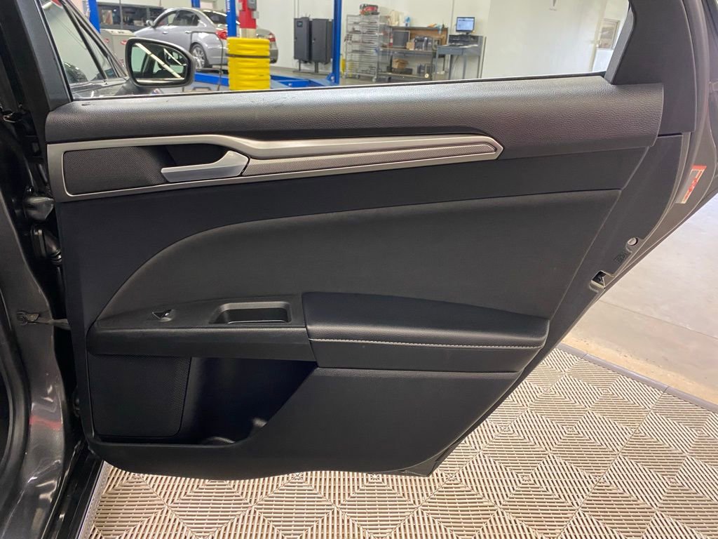 Used 2018 Ford Fusion SE w/ Fusion SE Technology Package FWD image 11