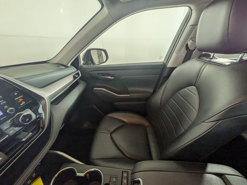 Used 2021 Toyota Highlander XLE image 28
