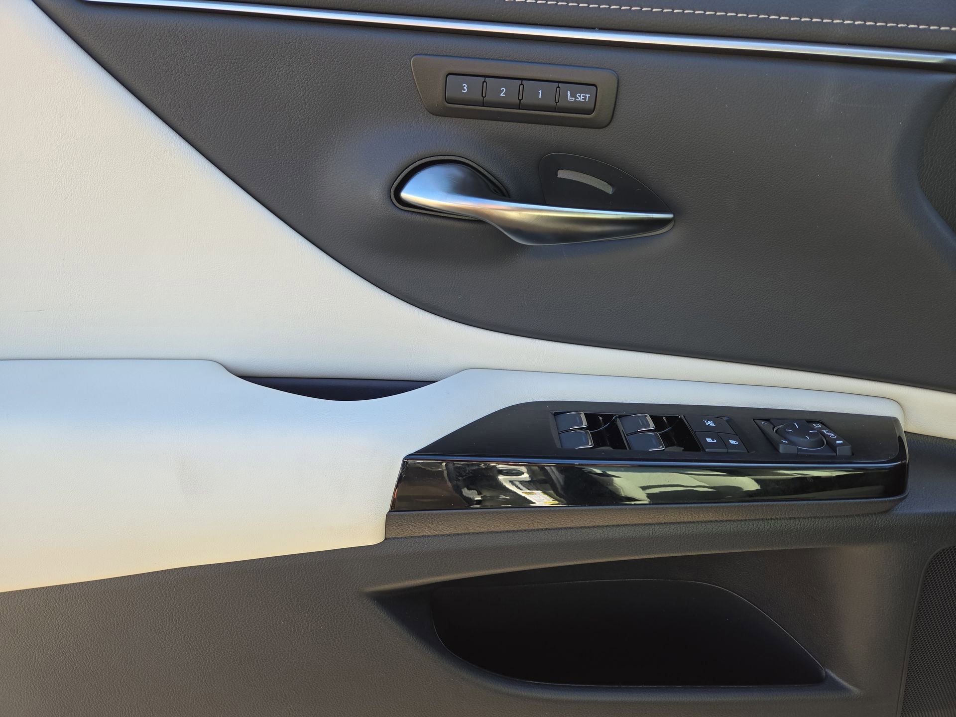 Certified 2025 Lexus ES 350 w/ Premium Package FWD image 15