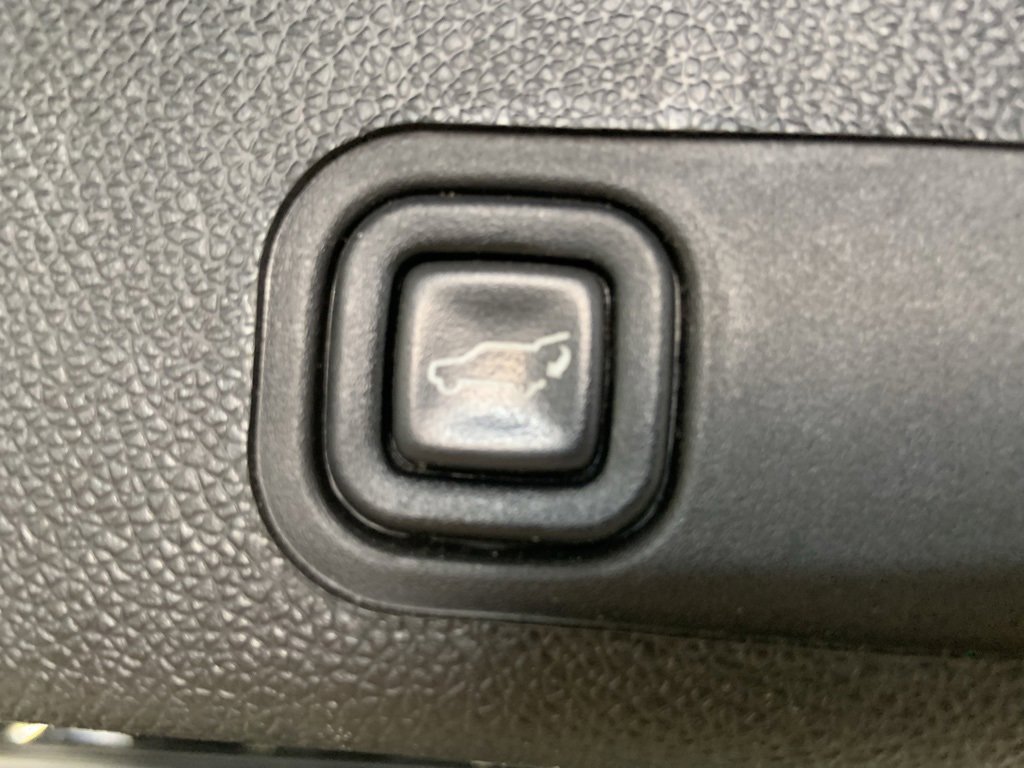 Used 2013 Cadillac Escalade Premium image 23