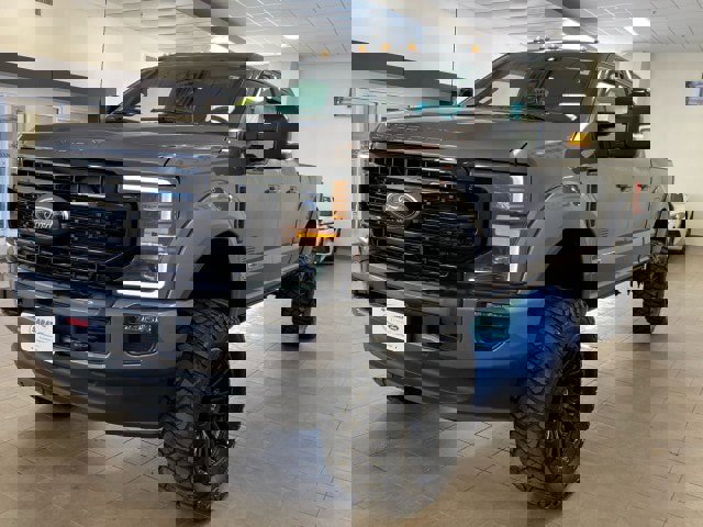 Used 2022 Ford F250 Lariat w/ Black Appearance Package image 4