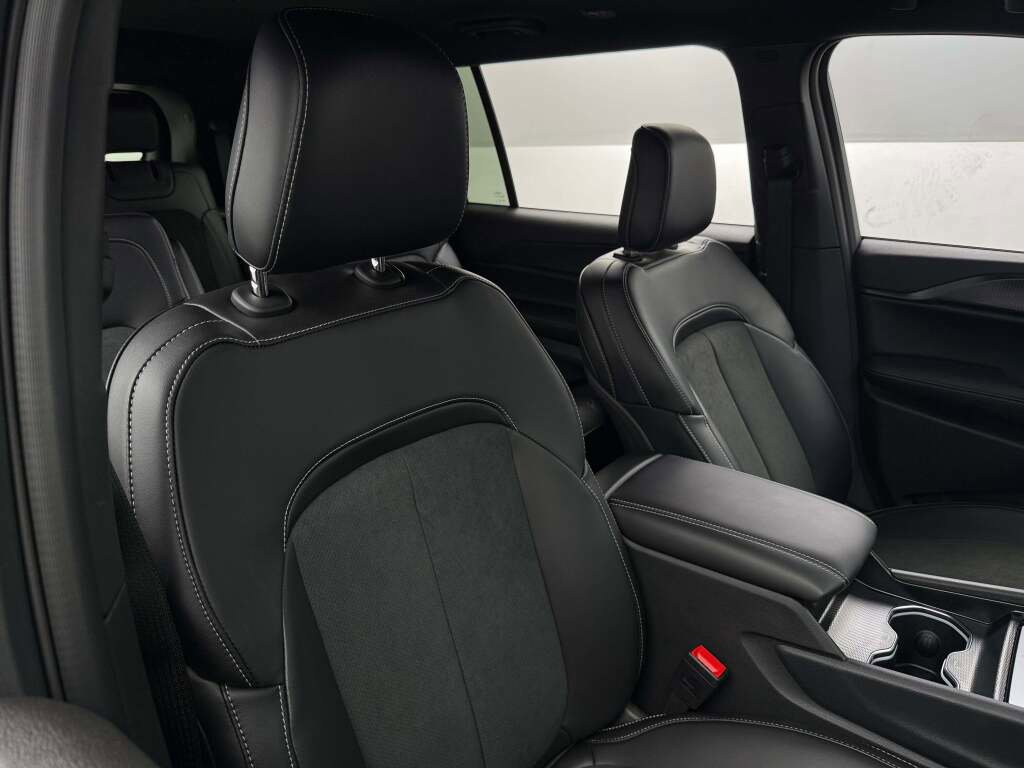 New 2025 Jeep Grand Cherokee L Laredo image 18