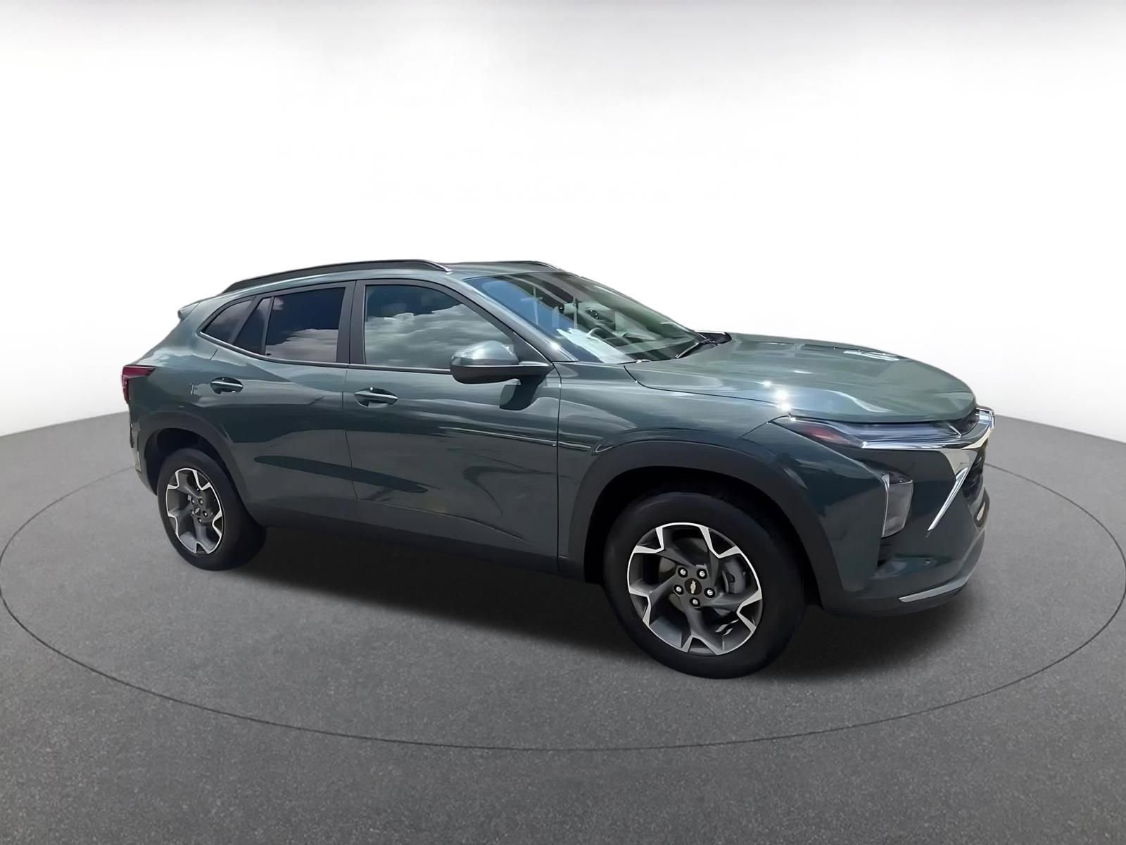 Used 2025 Chevrolet Trax LT FWD image 2